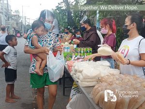 Feeding the poor in Philippines