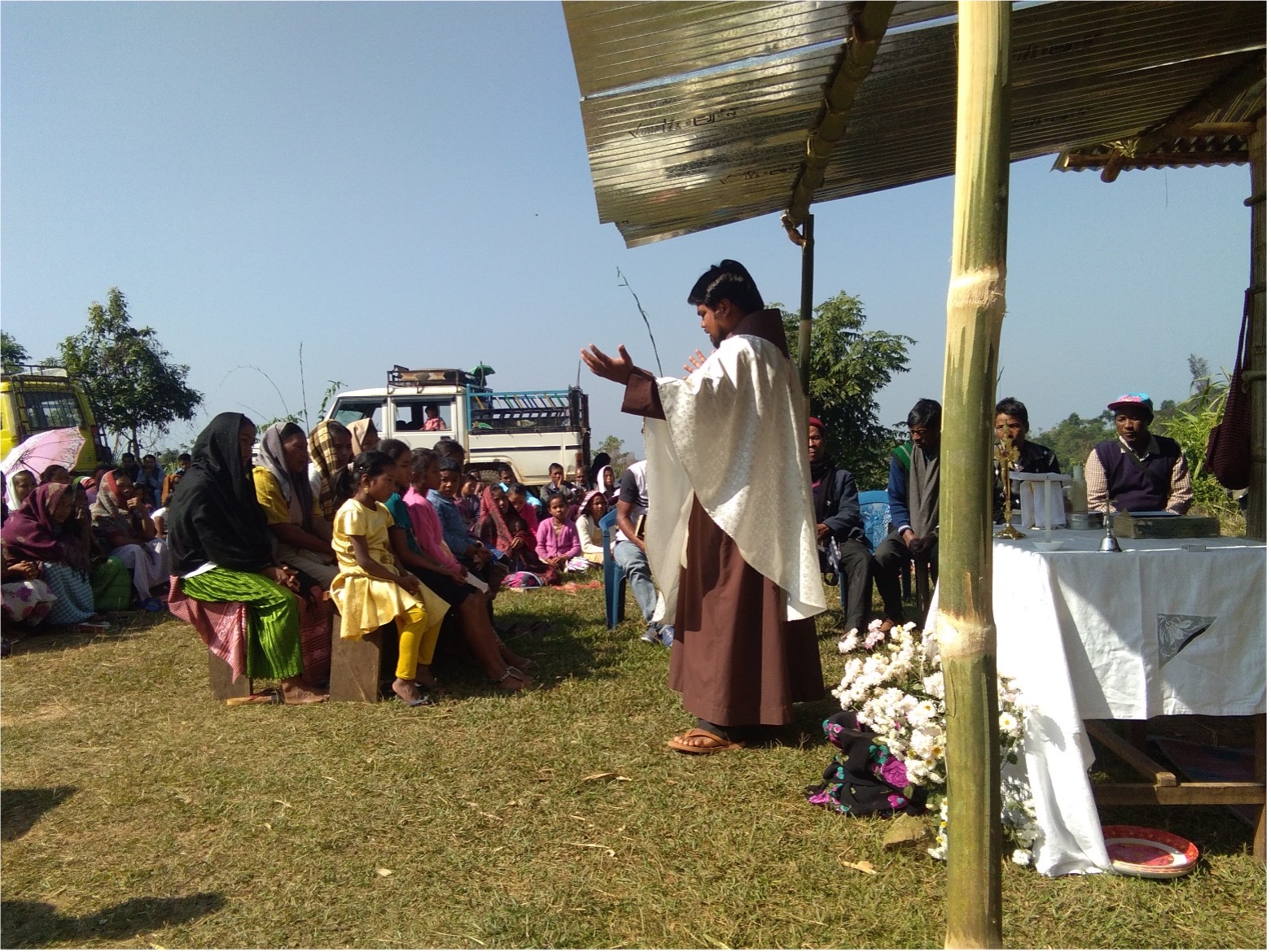 Franciscan Missions, Franciscan mass in India, Franciscan missionary celebrating mass,